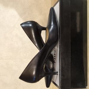 Nine West shoe with small heel in black leather 7.5